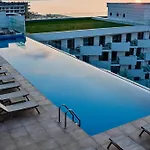Royal In Infinity Pool & *
