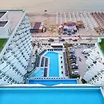 Royal In Infinity Pool & Appartamento Năvodari