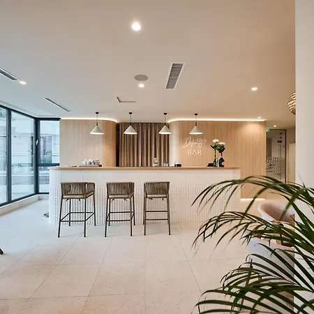 Royal - Infinity Pool & Năvodari