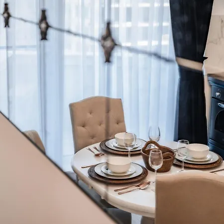 Royal - Infinity Pool & 아파트