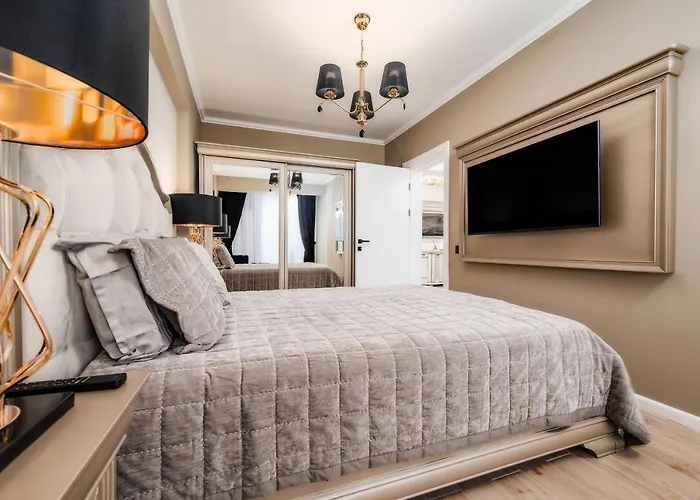 Royal - Infinity Pool & Năvodari