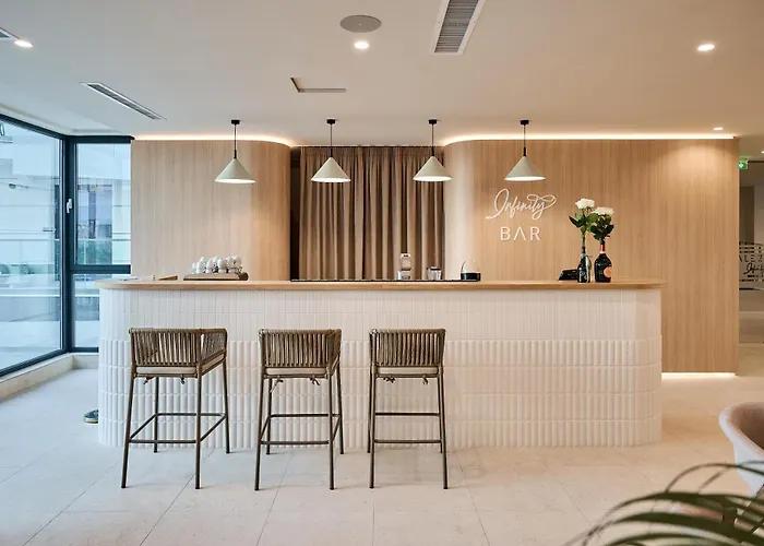 Royal - Infinity Pool & *