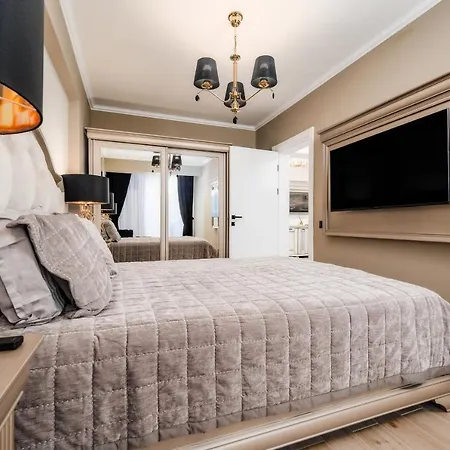 Royal - Infinity Pool & Năvodari