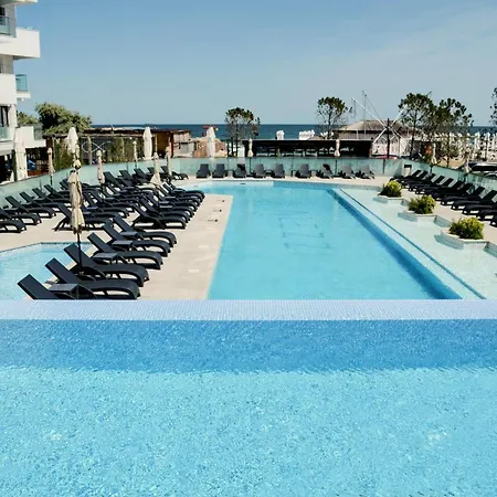 Royal In Infinity Pool &